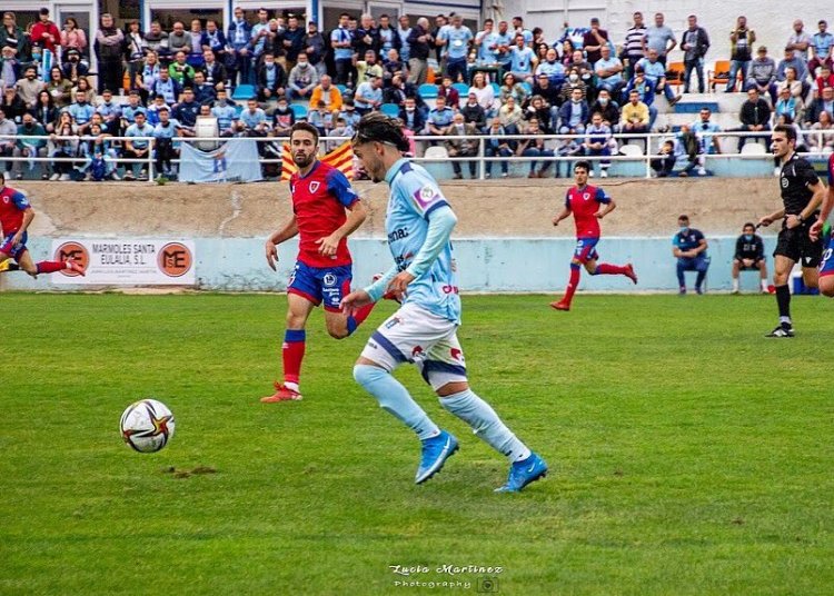 Mati Sempe conduce el balón en un partido del CD Brea