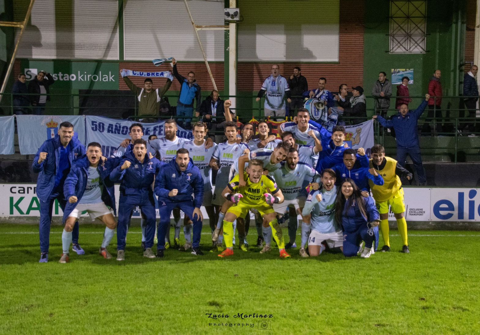 El CD Brea celebra la victoria en Sestao con la afición desplazada.