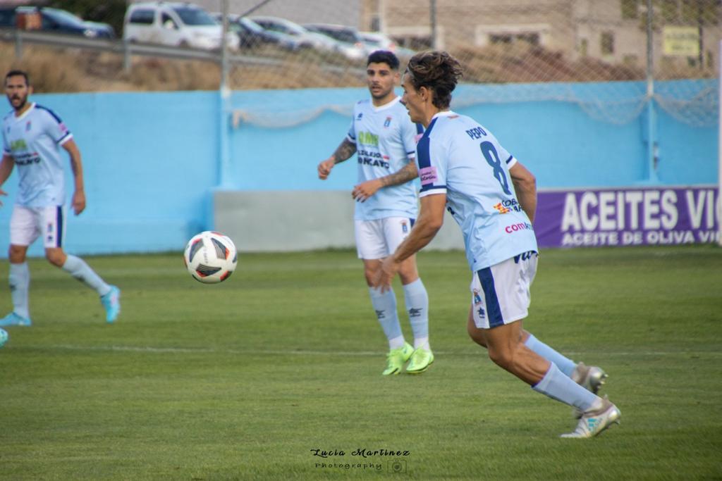 Pepo conduce el balón en un partido del CD Brea